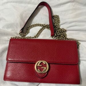 Gucci purse includes dust bag